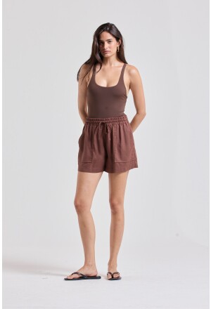 SHORT BOLSO CAMBRAIA MARROM