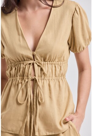 BLUSA DECOTE AMARRAÇÃO CAMBRAIA CARAMELO