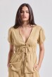 BLUSA DECOTE AMARRAÇÃO CAMBRAIA CARAMELO