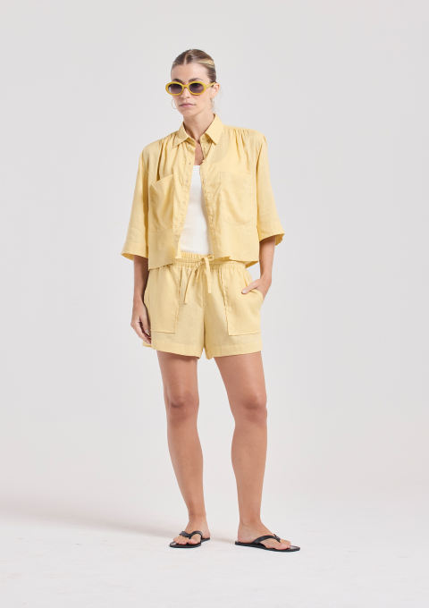SHORT BOLSO CAMBRAIA AMARELO