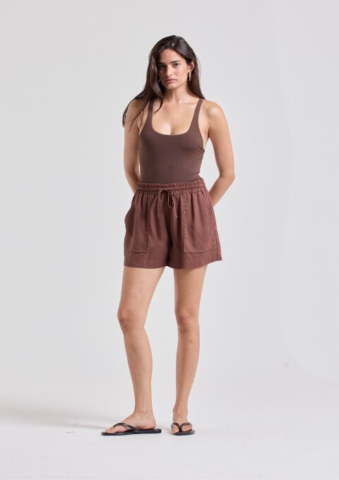 SHORT BOLSO CAMBRAIA MARROM