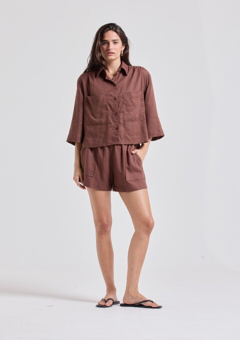 CAMISA BOLSOS CAMBRAIA MARROM