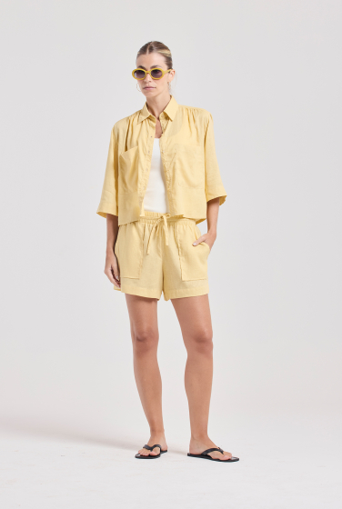 SHORT BOLSO CAMBRAIA AMARELO